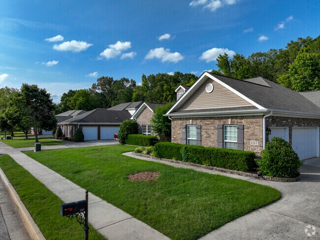 Most of the homes in the Lake Forest Neighborhood of Huntsville are well kept.