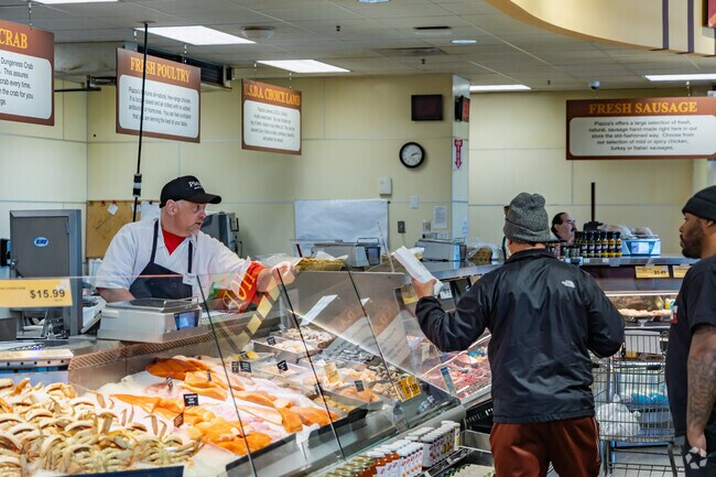 Piazza’s Fine Foods offers premium fresh seafood just outside of the neighborhood.