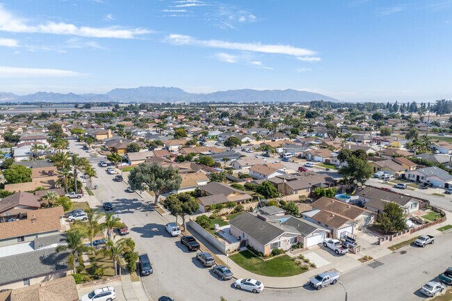 Lemonwood Eastmont features homes on compact lots.