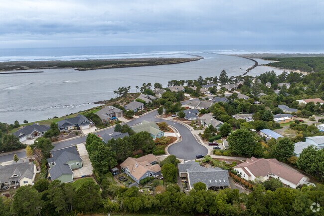 Riverfront homes line the Siuslaw River in Florence.