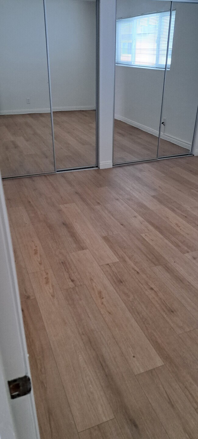 MASTER BR WITH DOUBLE MIRRORED WARDROBE DOORS, EXTRALARGE WINDOWS