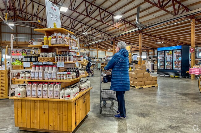 Shop fresh at Lynd Fruit Farm near St. Albans.
