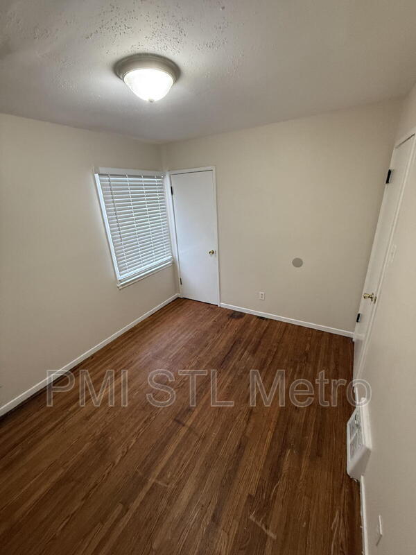 10327 Renfrew Dr, Saint Louis, MO 63137 - photo 7