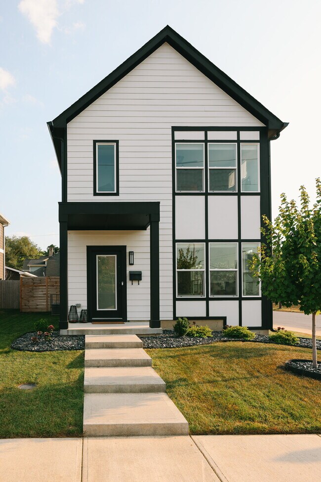 1061 W 18th St, Indianapolis, IN 46202