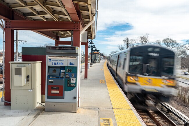 Gain quick access into St Albans and across Queens with the LIRR.