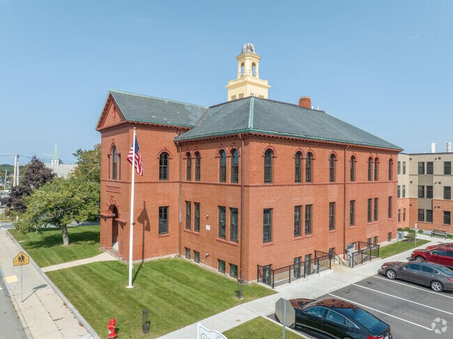 As you enter the neighborhood, the Oxford School Residences warmly welcomes you to Fairhaven.