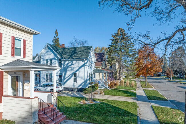 Quiet neighborhoods and peaceful sidewalks line the streets in Harbor Side.