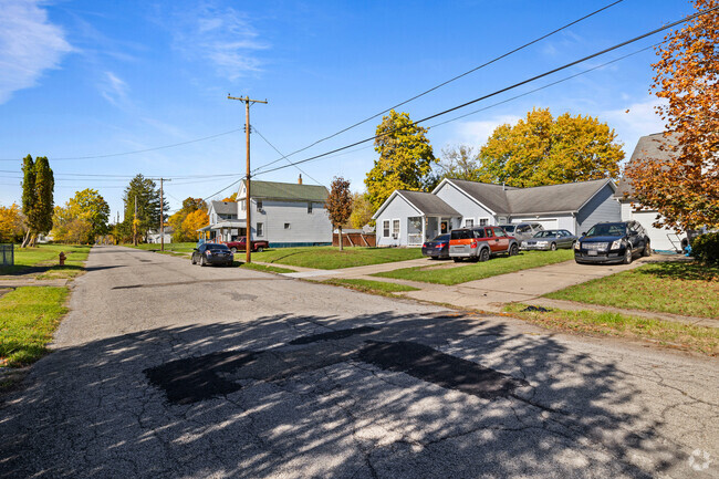 There are single story homes available in the Warren neighborhood .