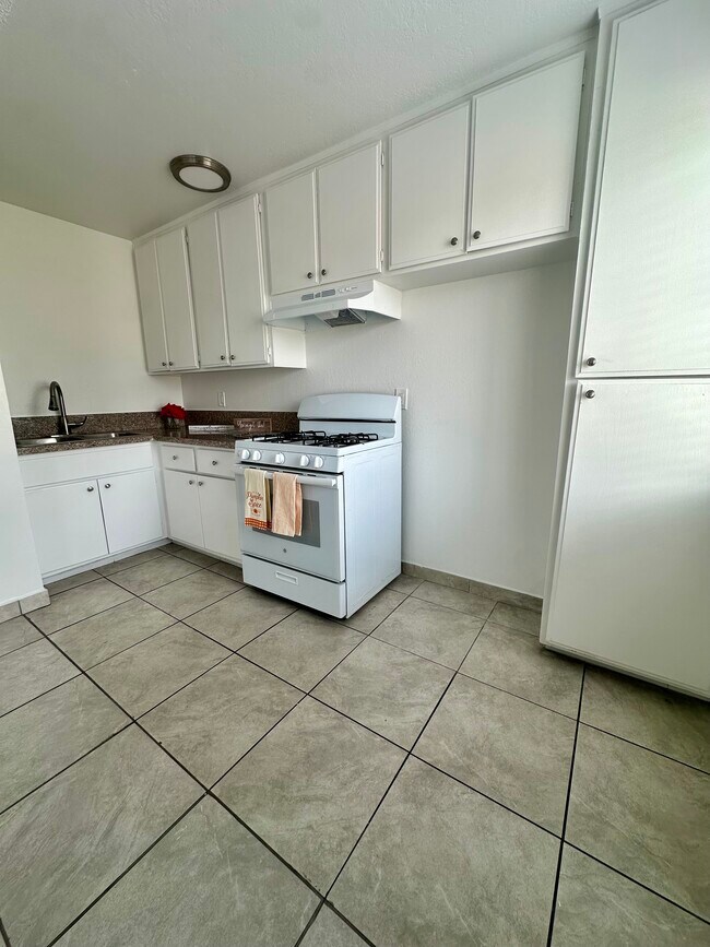 Studio Village Apartments, Van Nuys, CA 91406 - photo 3