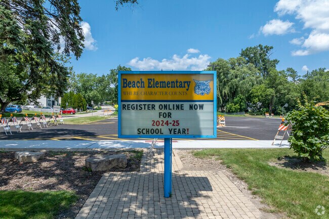 Round Lake Beach Elementary School has a student-teacher ratio of 14 to 1.