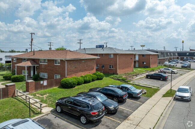 Hilton Arms, Columbus, OH 43228 - photo 6