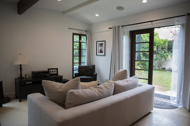 Fully Furnished Back House- Prime Location, Los Angeles, CA 90036 - photo 2