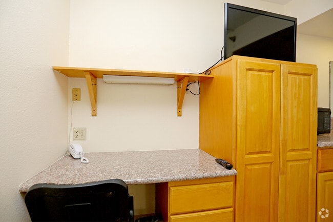 Studio, 1 BA - 180 SF