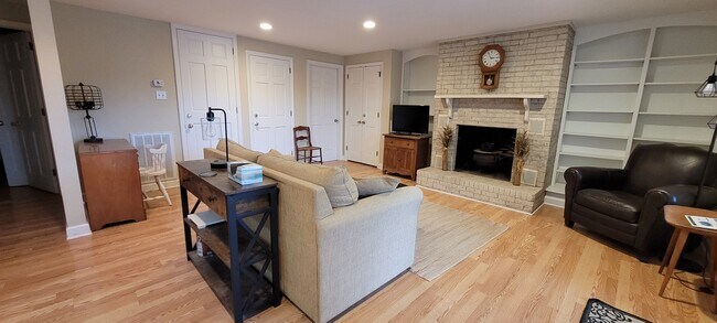 3001 Foxdown Ct unit B, Greensboro, NC 27410 - photo 6