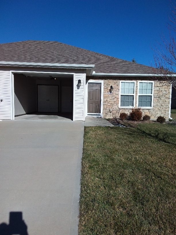 135 SW Rose Garden Ln, Blue Springs, MO 64064