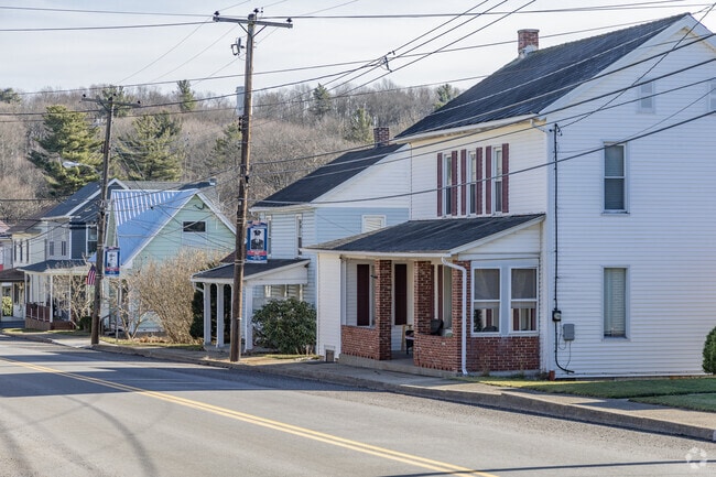Covered porches are common throughout the neighborhood of Stonycreek Township.