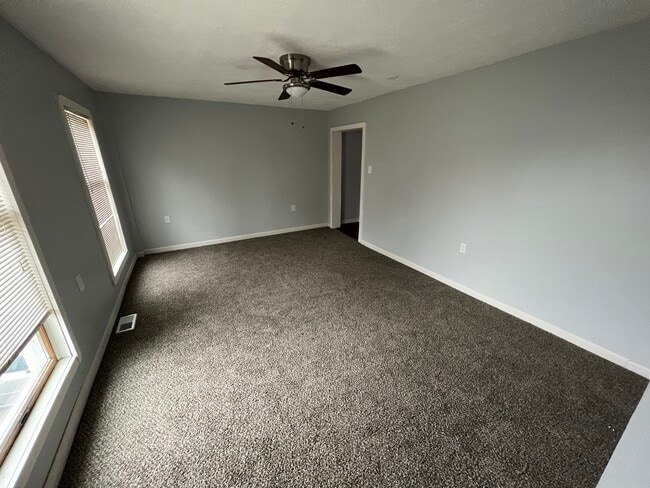 283 Harbor St unit Apartment 3, Conneaut, OH 44030 - photo 7