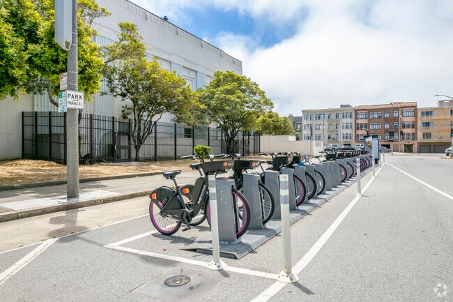 Marina Middle School has nearby San Francisco Municipal Transportation Agency Bikeshare.