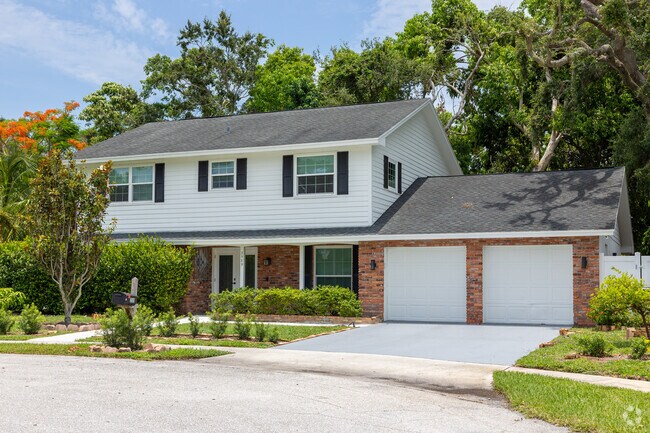 Multi-level homes with garages are found in Palm Beach Gardens South.