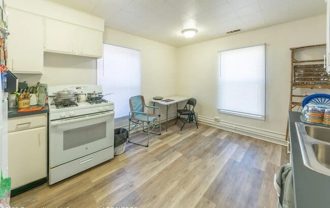 422 W Saginaw St unit Upper, Lansing, MI 48933 - photo 6