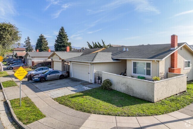 It's common to see homes with fenced in yards in Pullman.