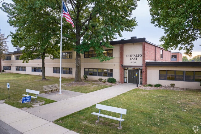 Bethalto East Primary School gets an overall niche grade of B from Niche.com.