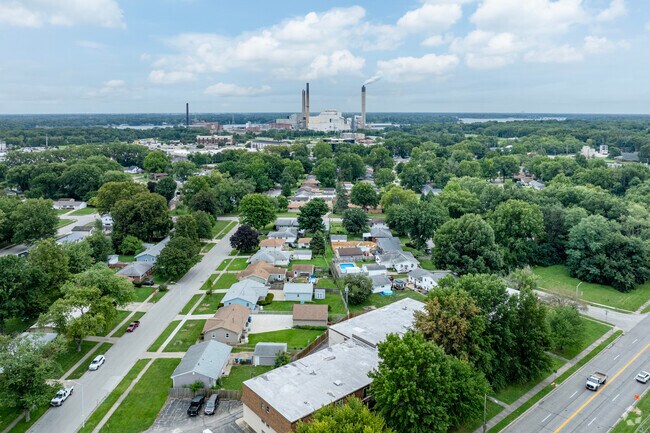 Located on the southeast side of the city, Glen Aire is only minutes from Lake Springfield.