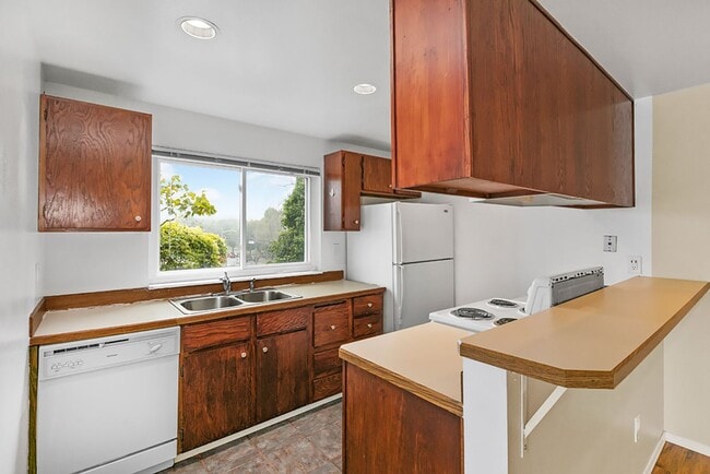 West Seattle Flats: Leasing Specials! Beautiful City Living Close to Beaches and Parks, Seattle, WA 98126 - photo 7