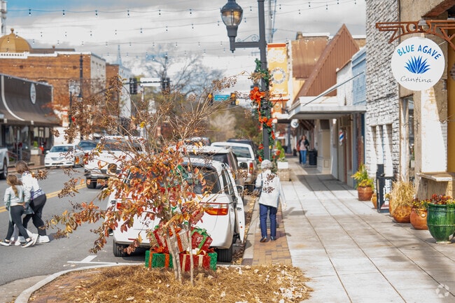 Have some fun with friends in downtown Columbiana.