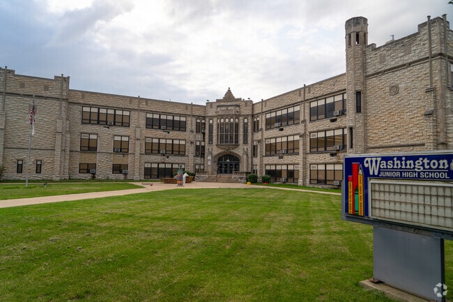 Washington Jr. High School and Academy building in Joliet.