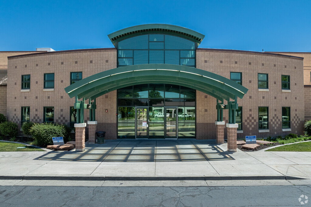 A green archway marks the entrance at Franklin Elementary School.