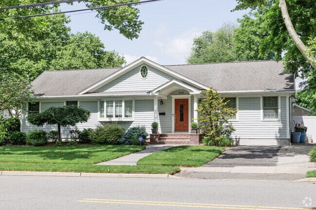 There are a large number of ranch style homes in Paramus, NJ.