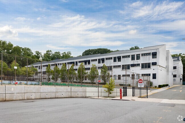 PS 4 Maurice Wollin School serves students in grades PK, and K-5 in Staten Island.