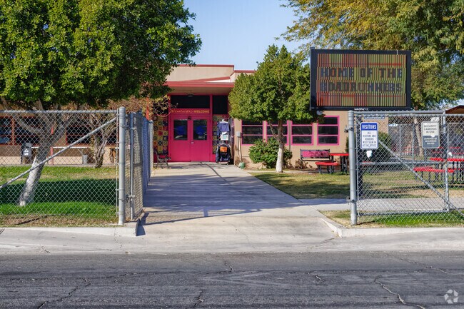 Lincoln Elementary School in El Centro inspires young minds with innovative teaching and a supportive community.