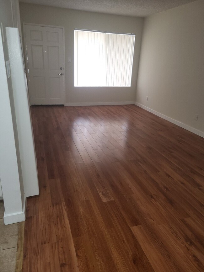 9121 Orion Ave unit F, North Hills, CA 91343 - photo 3