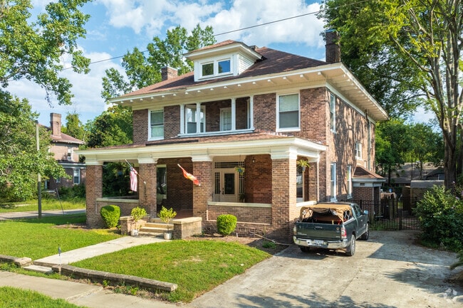 The four corner homes in Hampton Park are luxurious and well-maintained.
