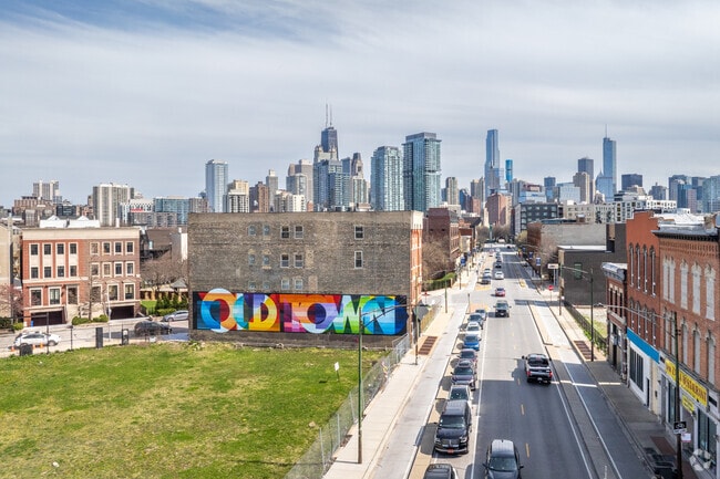 Old Town is located north of River North and West of Gold Coast giving it a mix of amenities.