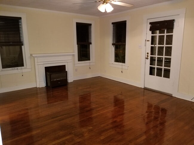 922 Howard St unit 922, Taylor, TX 76574 - photo 4