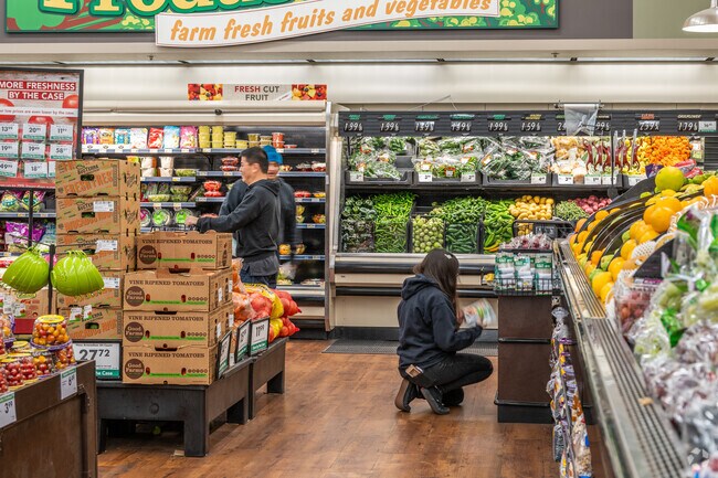 Smart & Final in East Simi Valley has fresh produce and home products.