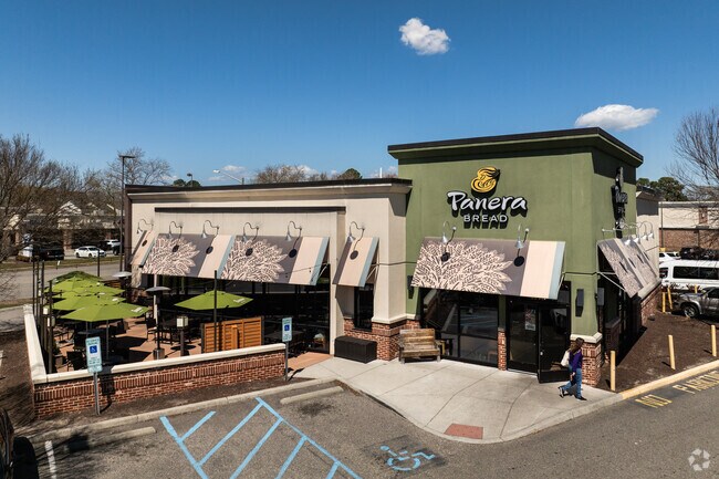 A Panera Bread café is conveniently located near Lake Christopher for residents to enjoy. ​