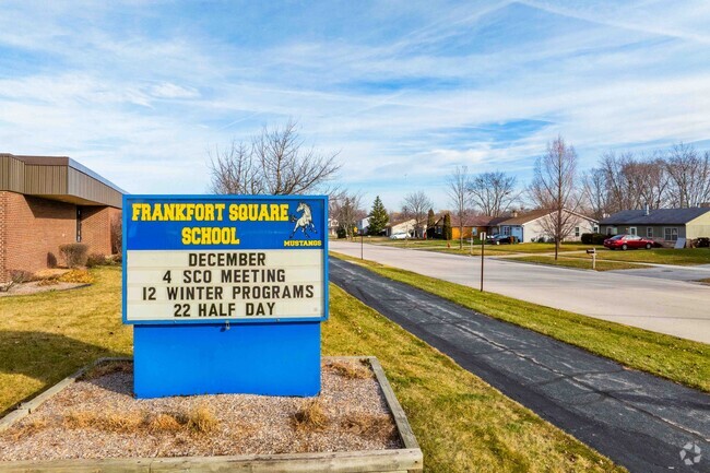 Frankfort Square School has 194 students with a teacher ratio of 12 to 1.