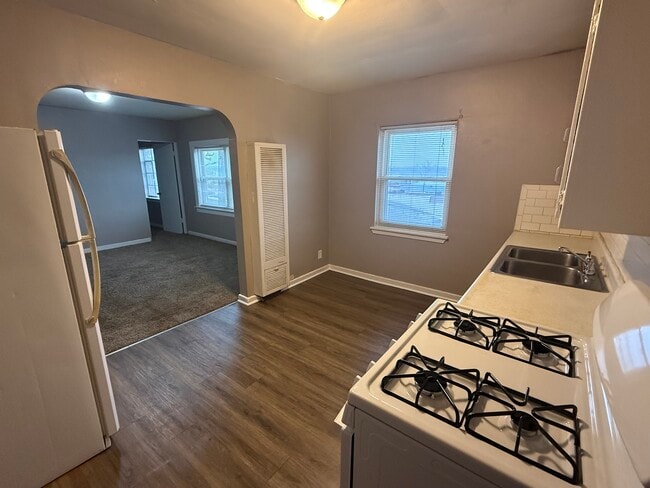 206 Locust St unit 11, Burlington, IA 52601 - photo 2