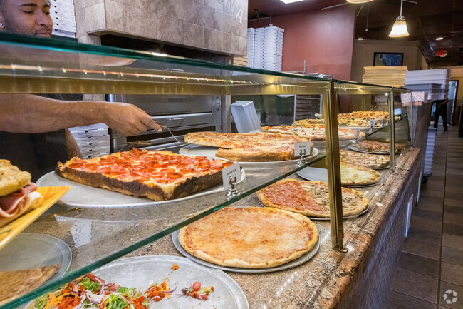 For a slice or a pleasant sit-down meal, Mezza Luna brings pizza to Gordons Corner.