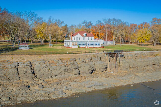 Anheuser Estate Park is situated in Imperial, adjacent to the Mississippi River.