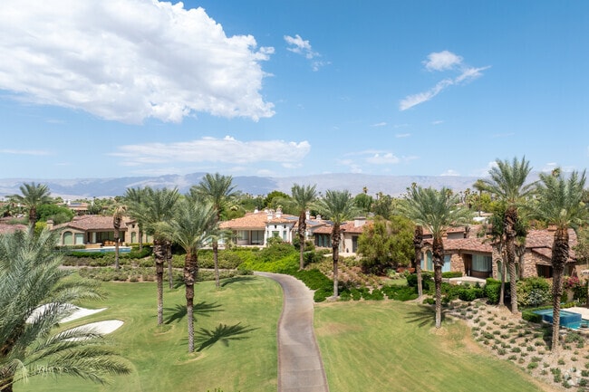 Elegant homes lined up perfectly, blending charm and community in the Toscana neighborhood.