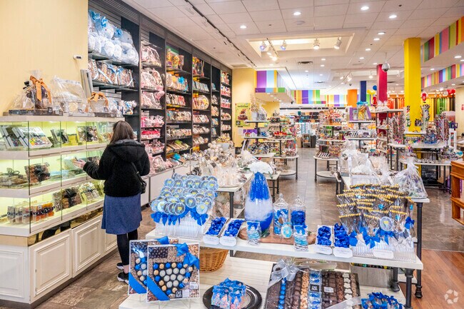 Oh Nuts in Cedarhurst offers sweets and snacks just minutes from Woodsburgh.