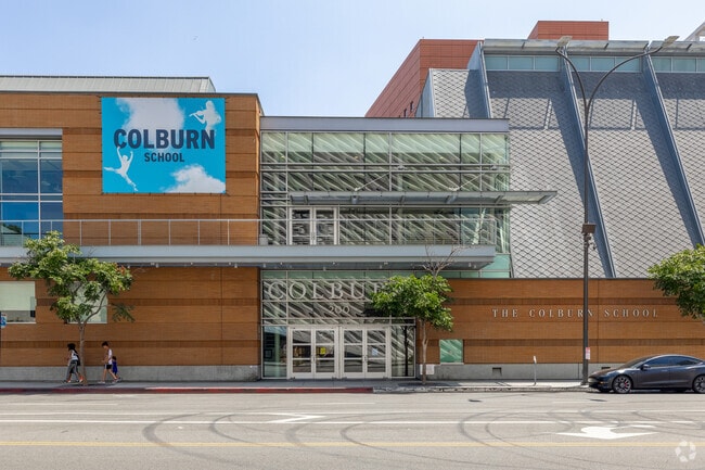 Oak Crest Academy - Los Angeles is a top rated school in the area.