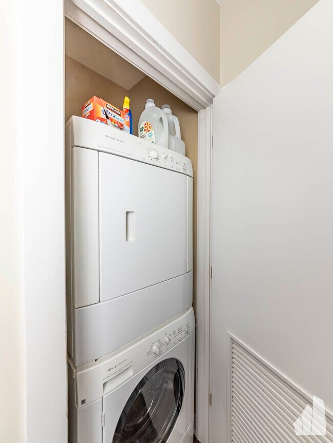 1504 W Roscoe St unit 2W, Chicago, IL 60657 - photo 7