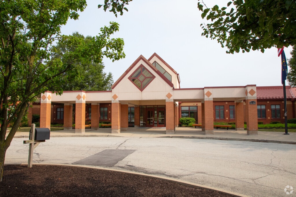 Hoosier Road Elementary School main entrance in Hawthorn Hills.