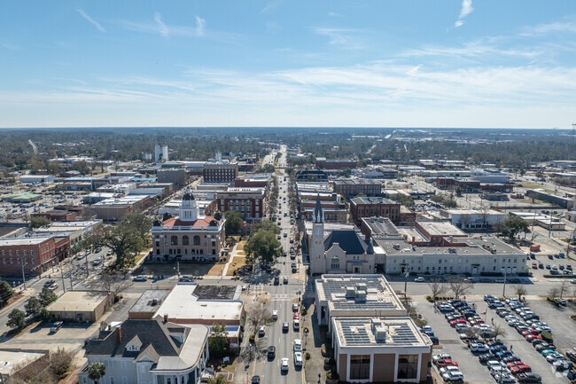 Downtown Valdosta offers business, shopping, and dining options.